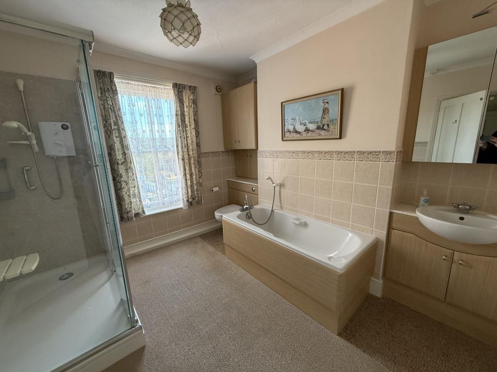 Lot: 153 - SEMI-DETACHED PROPERTY WITH SPECTACULAR WATERSIDE VIEWS, FOR REPAIR AND REFURBISHMENT - Family bathroom
